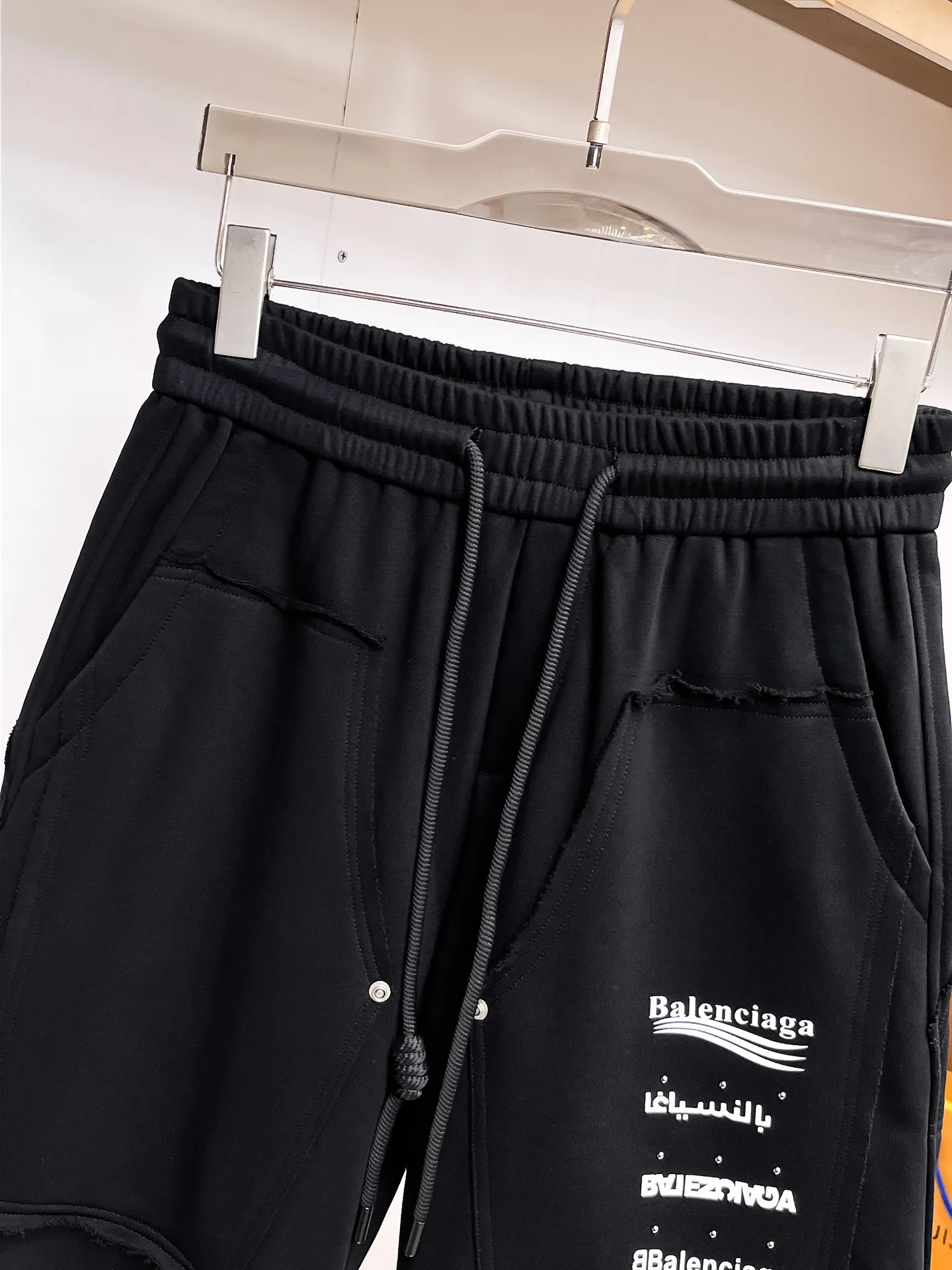 Balenciaga's three-standard complete 2026 summer New Arrival men's casual shorts, advanced custom-made Breathable fabric, Breathable fabric, extremely stretchy and comfortable, impeccable details, top-grade accessories, original logo design concept, delicate and soft feel! The upper body fit is awesome! Size: M-XXXL Please state your height and weight when ordering